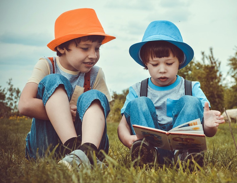 Leitura infantill, amigos lendo.